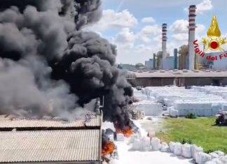 Brucia magazzino di materiale plastico a Mantova, evacuati gli operai