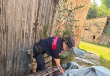Scarti industriali tessili abbandonati nei campi tra Carpi e Limidi: due denunciati e 81 fusti sequestrati
