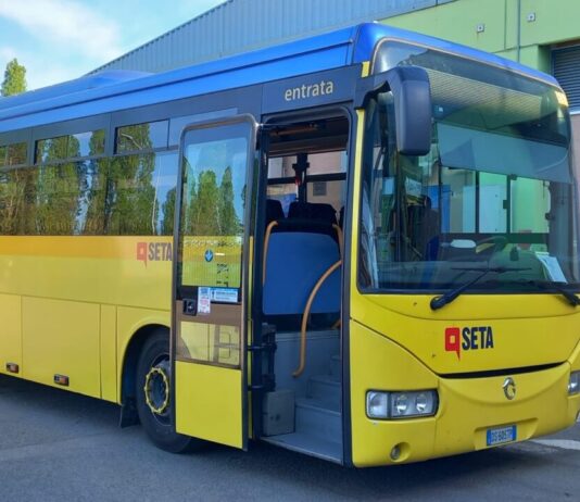 Gli autobus in ritardo, i pavoni e altre scuse creative
