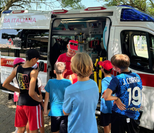 I volontari della Croce Rossa tra i bambini dei campi estivi