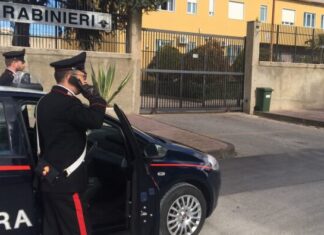 Terrore nel condominio: lancio di oggetti, feci e brutali aggressioni