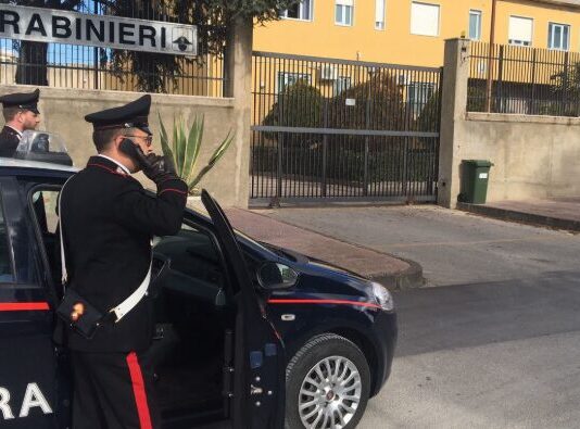 Terrore nel condominio: lancio di oggetti, feci e brutali aggressioni