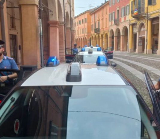 Correggio, maxi sequestro di droga in centro storico: due arresti. Ventenne aggredisce i Carabinieri, tre militari feriti
