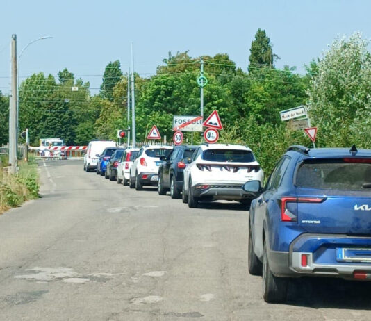 Lunghe code al passaggio a livello, il ‘nodo’ cantieri pesa tra Fossoli e Budrione