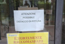 Ospedale di Carpi, “Attenzione possibile distacco di pittura”