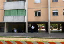 Omicidio a Modena, uomo trovato morto sulle scale di un palazzo, indagini in corso