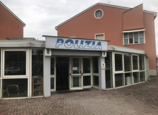 Anziana derubata delle collane davanti a casa: denunciate tre persone per furto con destrezza
