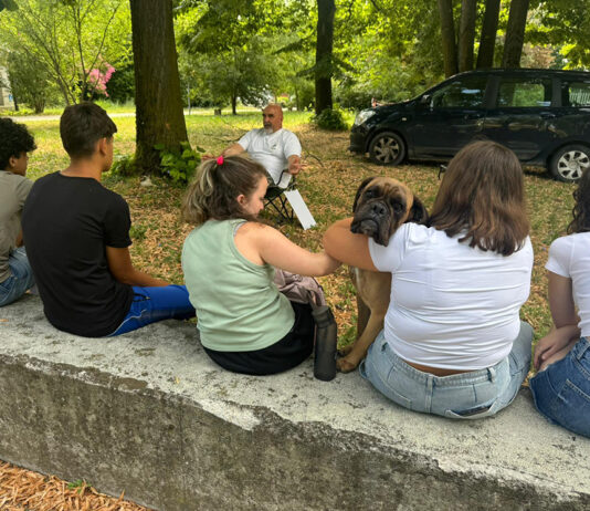 Il Boxer entra in classe: al Meucci di Carpi un progetto per educare al rapporto con i cani