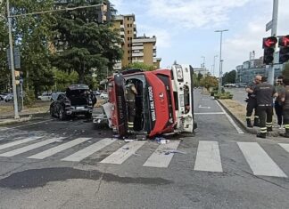 Un’autopompa dei Vigili del Fuoco si ribalta a Modena, gravissimo un pompiere