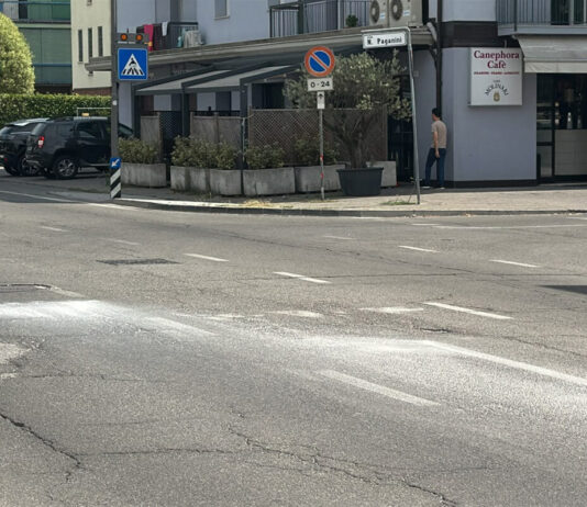 Incidente mortale in via Nuova Ponente, muore un ciclista