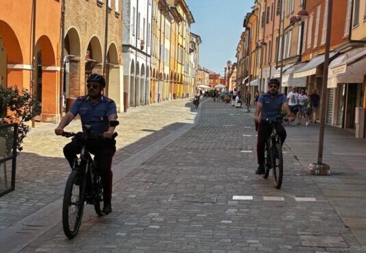 Carpi, Carabinieri più vicini ai cittadini: pattugliamenti in e-bike tra centro e parchi