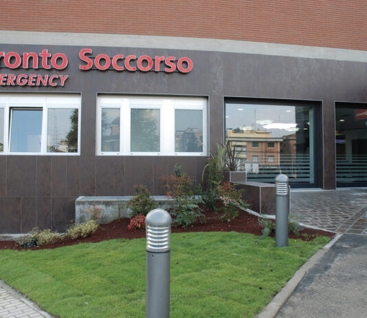Pronto soccorso di Carpi, la segnalazione di una madre: “la sbarra della barella era sporca di sangue”