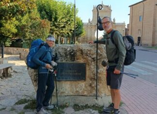 A piedi per 800 km fino a Santiago, l’impresa dei solieresi Stefano e Lela con l’inseparabile topo Arturo