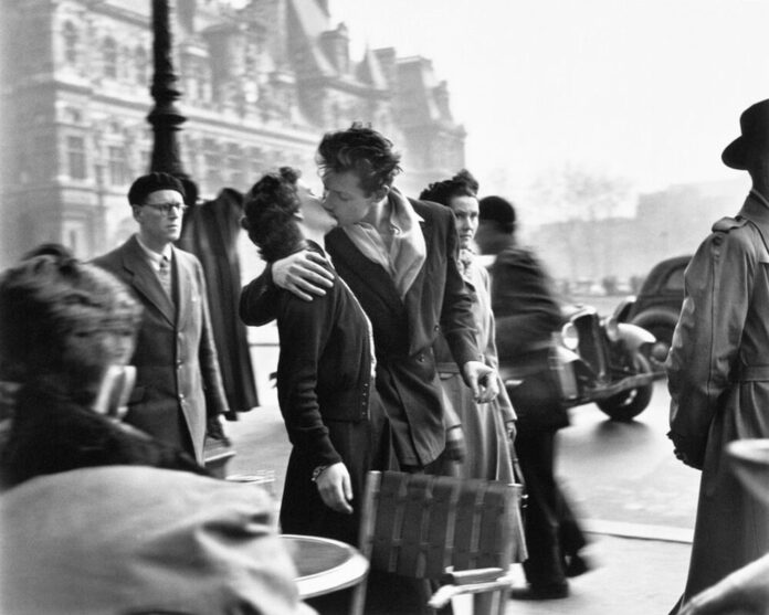 1_robert_doisneau_le_baiser_de_lhotel_de_ville_paris_1950_robert_doisneau