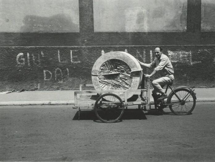Arnaldo Pomodoro con il gesso de _La ruota_, Milano, 1961_Foto Mario Dondero