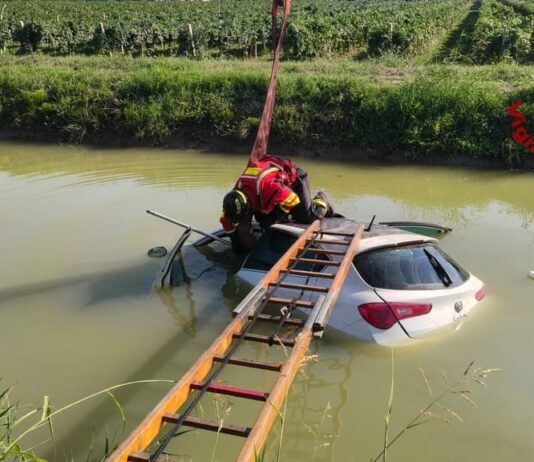 Auto finisce fuori strada e sprofonda nel canale tra Carpi e Campogalliano