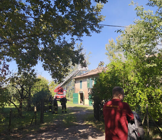 Grosso incendio a San Martino Secchia: in fiamme un’ala di una casa colonica