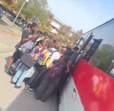 Bus pieni e studenti a terra: la risposta di Amo e Seta ‘gli orari sono ancora provvisori’