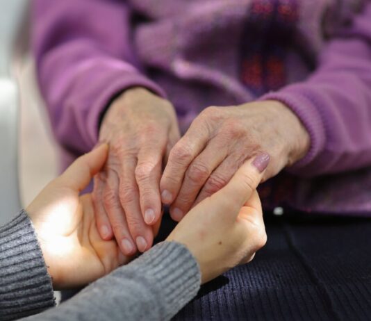 Da badante ad assistente familiare, a Carpi torna il corso gratuito di formazione