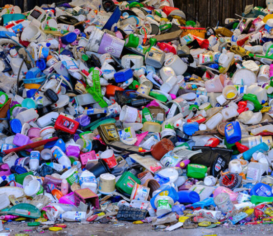 Rifiuti e rincari, ora ci si mette anche la crisi della plastica: la Tari rischia di salire