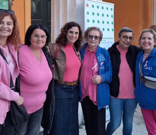 Ottobre Rosa, l’AMO apre il mese con una camminata in Piazza Martiri