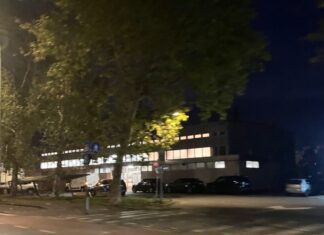 Paura in via Ugo da Carpi: 18enne molestata per strada e salvata da un automobilista