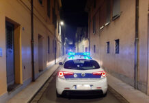 Carpi, dal controllo anagrafico alla scoperta di droga e banconote false