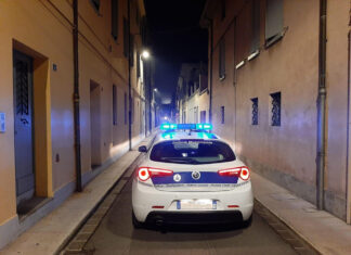 Carpi, dal controllo anagrafico alla scoperta di droga e banconote false
