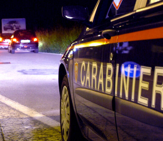 Guida senza patente, fermato prima a Carpi e poi a Reggio: in auto aveva un coltello