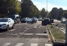 Fugge all’alt e si schianta contro due auto: obbligo di dimora per il 21enne