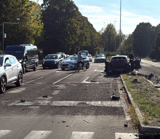 Fugge all’alt e si schianta contro due auto: obbligo di dimora per il 21enne