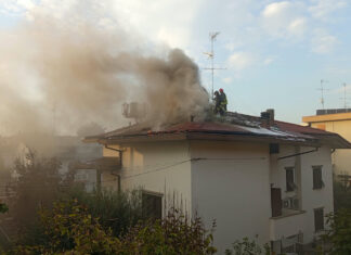 Incendio sul tetto di una villetta in zona Due Ponti