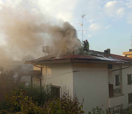 Incendio sul tetto di una villetta in zona Due Ponti