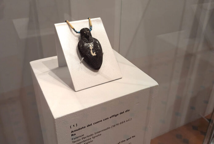amuleto del cuore con effigie del dio Ra