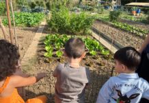 Bambini in visita agli Orti Sociali per la Festa dei Nonni