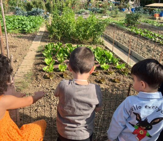 Bambini in visita agli Orti Sociali per la Festa dei Nonni