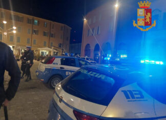Controlli a Carpi, tre persone denunciate: sequestrati coltelli, spray al peperoncino e un taser