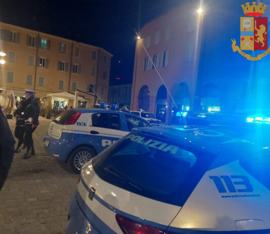 Controlli a Carpi, tre persone denunciate: sequestrati coltelli, spray al peperoncino e un taser